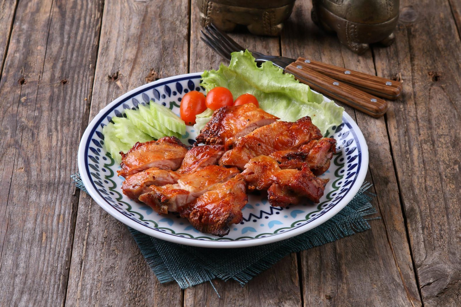 grilled chicken served with fresh vegetables
